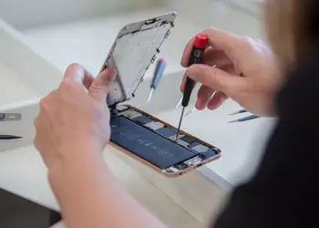 Israeli buyers demand from Apple $ 125 million compensation for the deceleration of smartphones