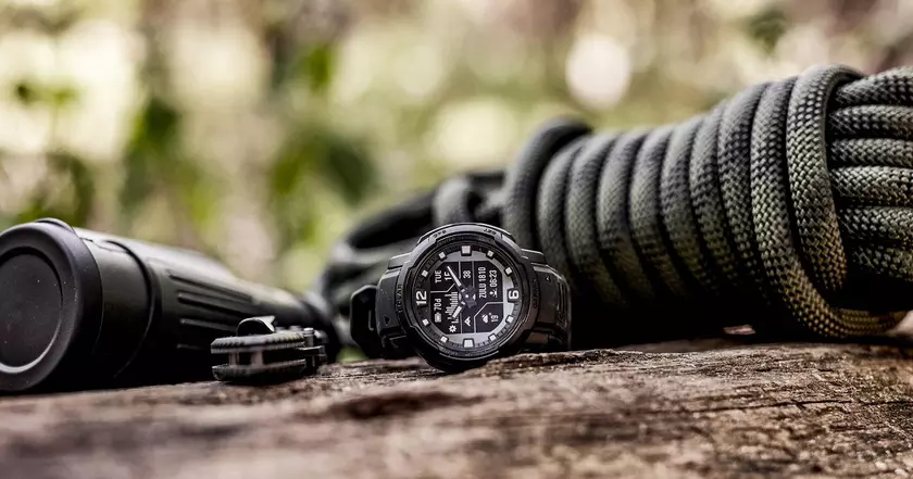 Garmin Instinct Grossover – гибридные смарт-часы стоимостью за $550, которые могут работать до 70 дней без подзарядки