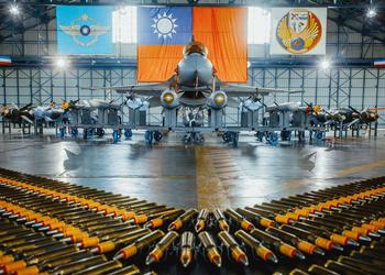 Самый современный истребитель F-16V ВВС Тайваня едва не уничтожил собственный корабль, сбросив рядом с ним 900-килограмовую бомбу Mk-84