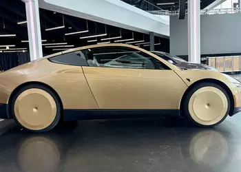 Стартовало серийное производство Tesla Cybercab — беспилотного такси без руля и педалей