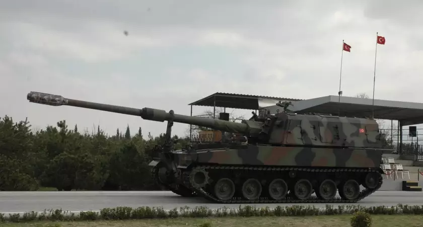 Турция получила первые самоходные гаубицы Firtina II собственного производства с немецкими силовыми установками и дальностью ведения огня 40 км