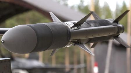 I løpet av de kommende årene vil Ukraina motta de mest avanserte AIM-120C-8 AMRAAM-flymissilene med en maksimal rekkevidde på 180 kilometer.