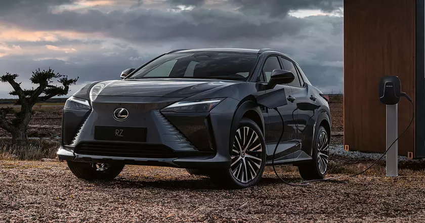 Lexus RZ получил новую базовую версию, которая на 10 000 долларов дешевле прежней