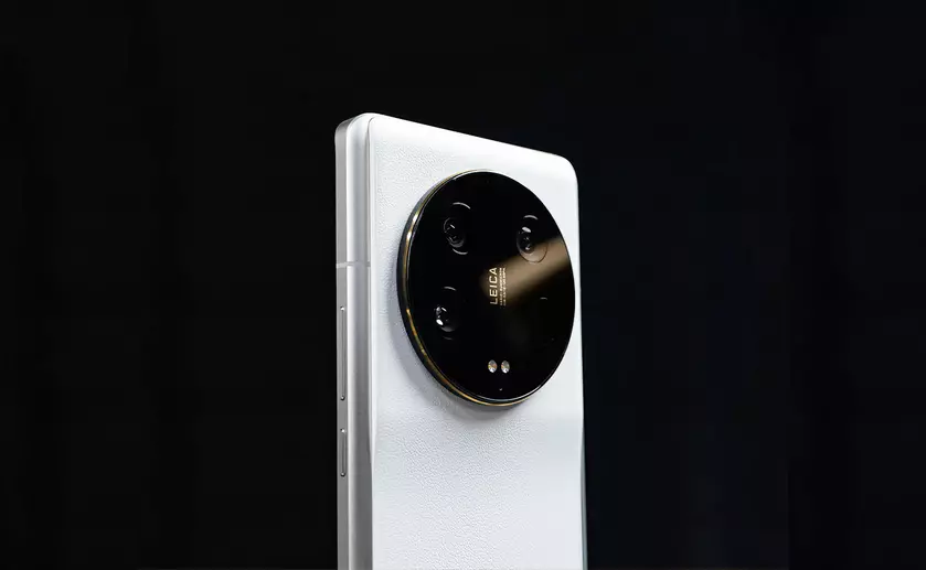 QHD+ AMOLED панель на 120 Гц, чип Snapdragon 8 Gen 3, камера с оптикой Leica и батарея на 5300 мАч: инсайдер раскрыл характеристики Xiaomi 14 Ultra