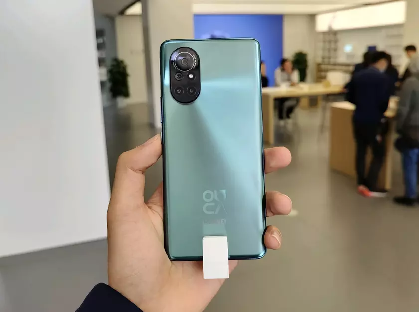 Huawei Nova 8 появился на фотографиях с гигантской овальной камерой и «дырявым» дисплеем