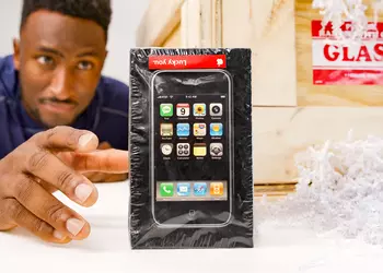 Blogger paid $40,000 for first iPhone in original packaging to unbox it on camera (video)