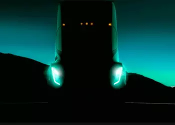 Илон Маск мельком показал электрический грузовик Tesla