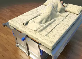 Устойчивая к землетрясениям кровать, которая прячет спящего внутрь