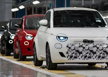 Первый Fiat 500 Hybrid сошел с конвейера в Турине