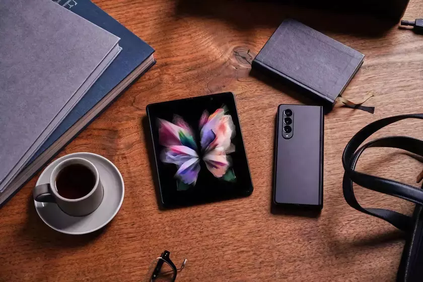 Неожиданно: складной смартфон Samsung Galaxy Z Fold 3 получил поддержку eSIM и слот сразу для двух физических SIM-карт