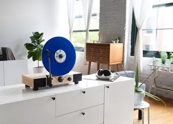 Вертикальный проигрыватель пластинок Floating Record