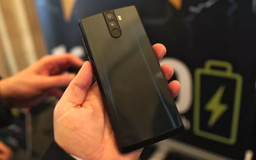 Смартфон Energizer Power Max P16K Pro с батареей на 16000 мАч вживую на MWC 2018