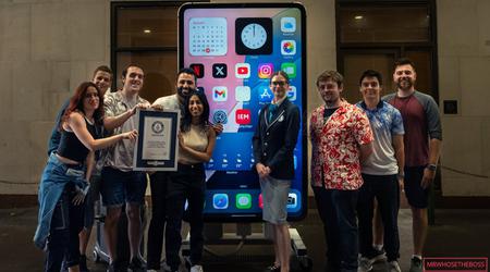 Nuevo récord Guinness: unos blogueros fabrican el iPhone 15 Pro Max más grande del mundo de 2 metros de altura y más de 200 kg de peso