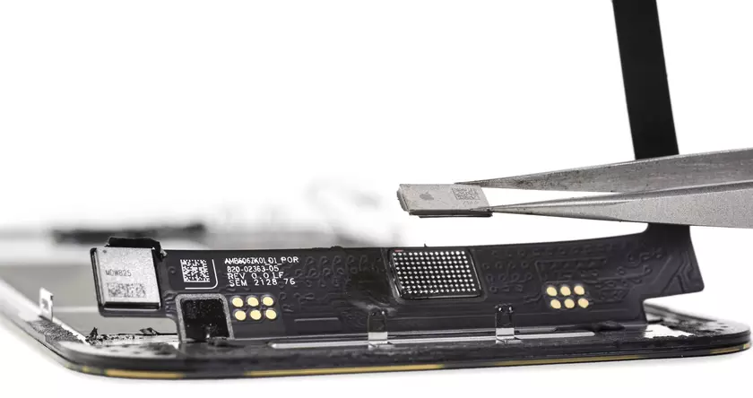 Заменить дисплей в iPhone 13 в неофициальном сервисе почти невозможно без потери функциональности