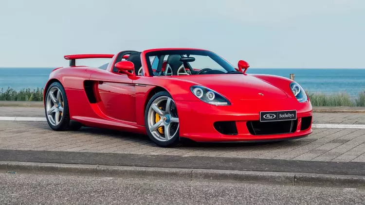 Красный флаг для коллекционеров: Porsche Carrera GT в редком цвете выставлен на аукцион