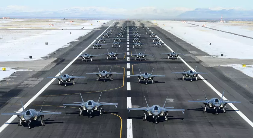 США отправляют истребители пятого поколения F-35 Lightning II вместе с эсминцем USS Thomas Hudner для сдерживания Ирана в Персидском заливе