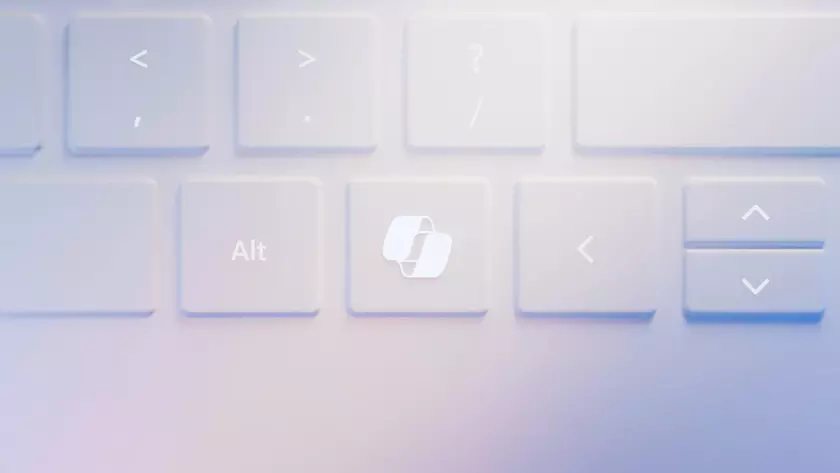 Microsoft добавила к клавиатурам компьютеров с Windows 11 клавишу "Сделать все зашибись" (да, это кнопка Copilot)