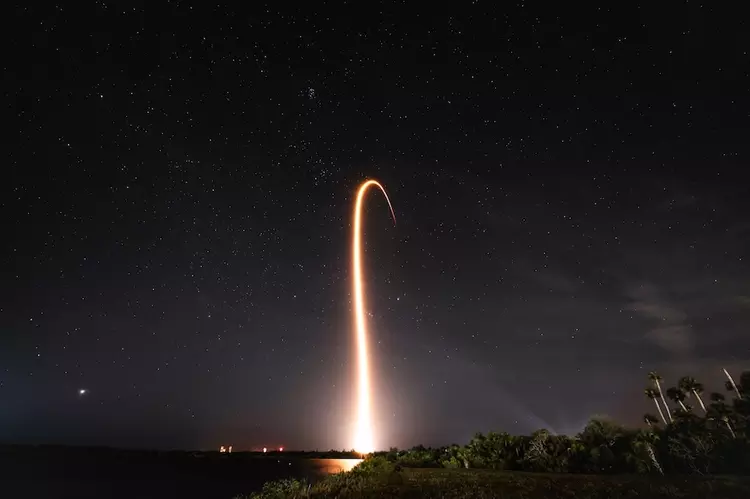 SpaceX вывела на орбиту 10 000-й Starlink: пока вы спите, Илон Маск захватывает космос