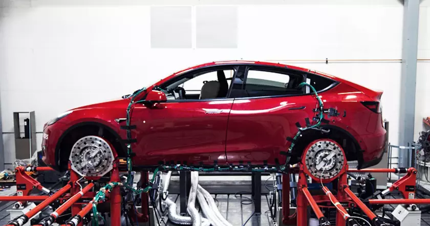 Внутри Gigafactory: Выпущен первый Tesla Model Y в Берлине