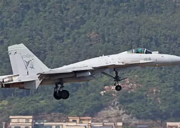 В Китае разбился палубный истребитель J-15 во время учебного полета