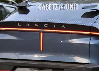 Lancia Gamma 2026: итальянский флагман выехал на дороги без масок