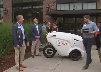 Американский ресторан быстрого питания запустил тестирование робота-курьера