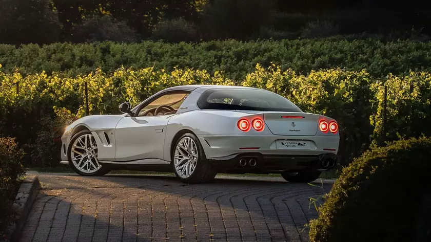 Элегантный белый спорткар Touring Superleggera Veloce12 Aperta на фоне природы