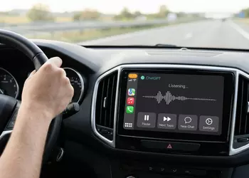 ChatGPT поселился в CarPlay: теперь с чат-ботом можно спорить прямо за рулем