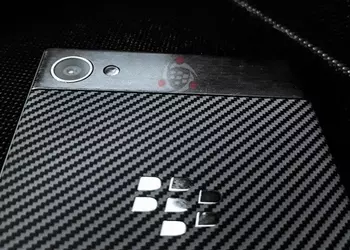 Первые фото влагозащищенного BlackBerry Krypton