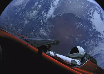 Tesla Roadster и манекен Starman долетели до орбиты Марса