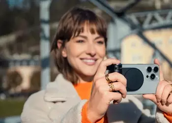 Leica презентовала LUX Grip для iPhone с механическими кнопками для съемки