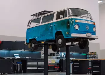 Volkswagen восстанавливает старенький T2, переживший калифорнийские пожары в январе 2025-го