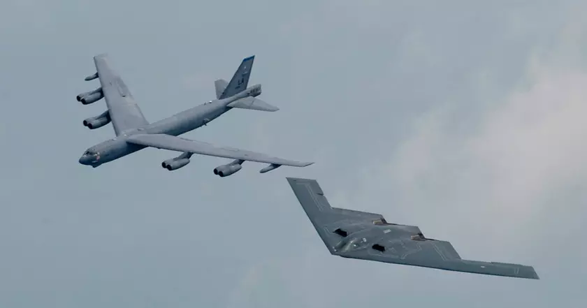 100 лет в воздухе – Boeing опубликовала первое изображение модернизированного ядерного бомбардировщика B-52 Stratofortress, который получит новые двигатели и сможет нести гиперзвуковые ракеты дальностью 15 000 км