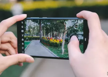 Упс… LG и Nokia используют одно фото для рекламы своих смартфонов