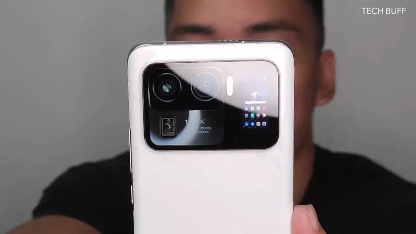 Верится с трудом, но это неанонсированный Xiaomi Mi 11 Ultra с гигантской камерой и дополнительным экраном на задней стороне