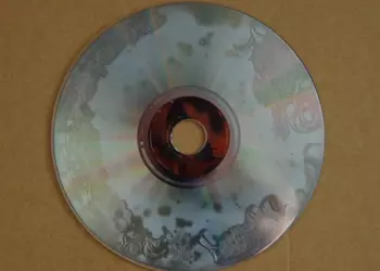 Ваши диски могут испортиться из-за химической реакции, и сейчас это активно происходит с DVD, выпущенными Warner Bros.