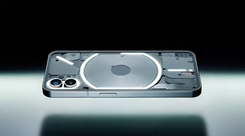 По примеру iPhone: Nothing Phone (1) будет продаваться без зарядного устройства в комплекте