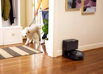Не размазывать по полу, а объезжать: робот-пылесос iRobot Roomba j7+ научился распознавать фекалии домашних животных