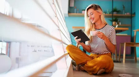 PocketBook Viva - Europe's first e-book with a revolutionary color display E Ink Gallery 3