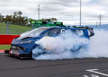 Ford Transit SuperVan 4.2 оказался быстрее Mustang GTD на Нюрбургринге