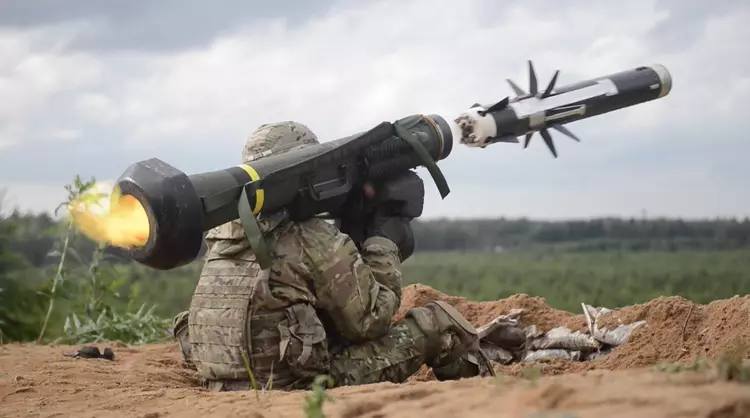British Army fires Javelin live fire ...
