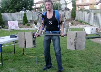 Интересные видео недели: самодельный экзоскелет, 8-битный Twin Peaks и грузовик генерирующий землетрясения