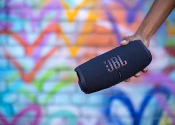JBL Charge 5 c защитой IP67, портом USB-C и автономностью до 20 часов можно купить на Amazon со скидкой $40