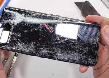 ASUS ROG Phone 5 провалил тест на прочность: смартфон гнется, как картонный