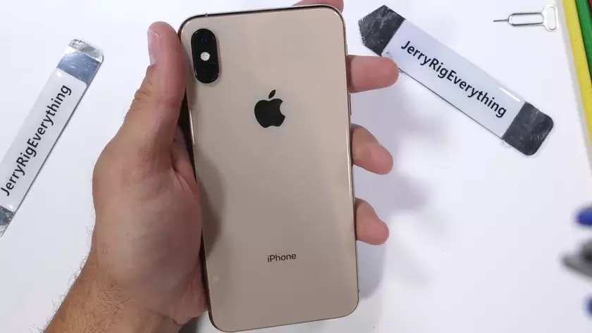 iPhone Xs не боится высоты и падений