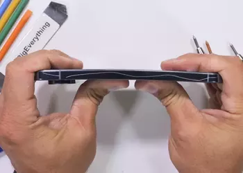 Pixel 10 Pro XL не гнется, не плавится, но боится скальпеля: блогер JerryRigEverything испытал на прочность флагман Google