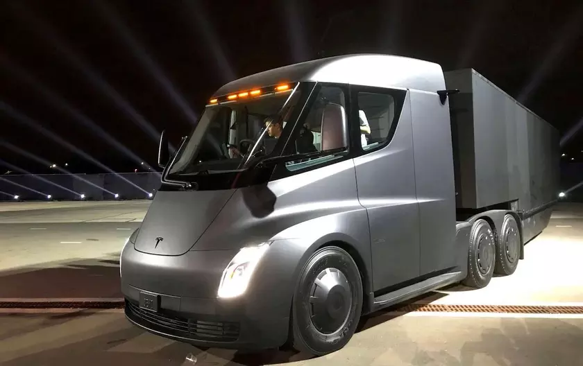 Нехватка чипов задержала дебют Tesla Semi