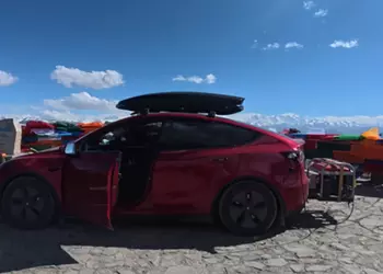 Владелец Tesla Model Y прицепил генератор к своему автомобилю для поездки к Эвересту