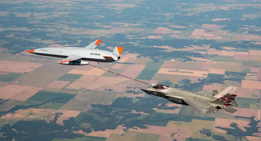 Boeing показала первый серийный экземпляр беспилотного воздушного заправщика MQ-25 Stingray для авианосца ВМС США USS Theodore Roosevelt