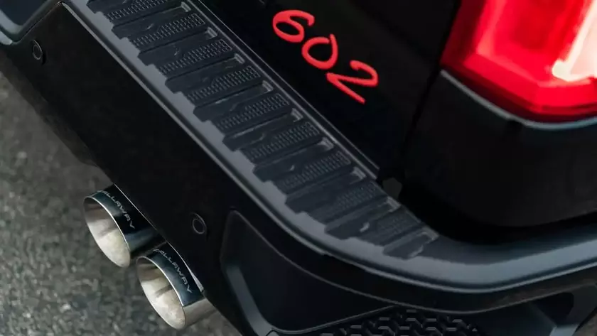 Серебристый пикап Chevrolet Silverado Launch Edition